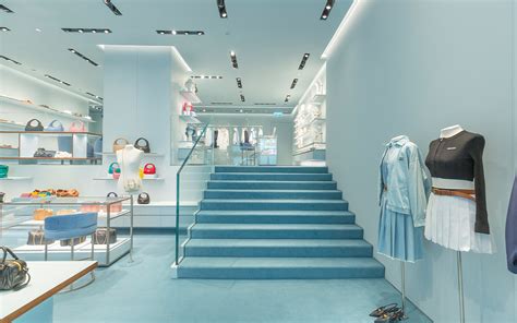 香港 Miu Miu 300 平方蓝色风格旗舰店_服装店铺_集匠设计网，T5OP设计网，优质店面设计网站！
