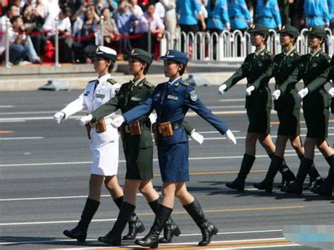 二战苏联女兵穿裙子上战场么？苏联女兵真的不允许穿裤子么？