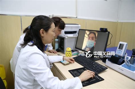 在诊所用电脑工作的细心医生高清摄影大图-千库网
