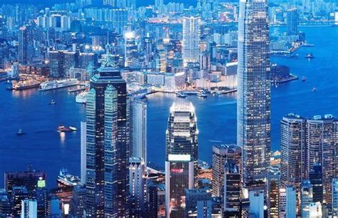 而今迈步从头越——回顾2021 ，展望2022 的香港｜特稿