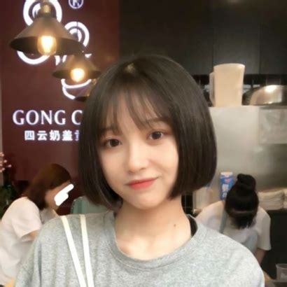 俏皮温柔短发女生头像