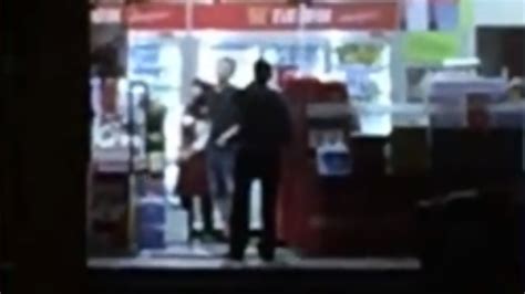 男子劫持女店员被警方当场击毙 对峙画面曝光_凤凰网视频_凤凰网
