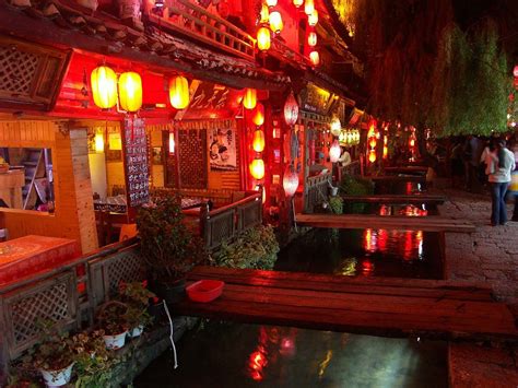 丽江古城夜色下的酒吧街高清图片下载_红动中国