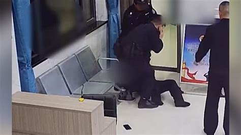 画面曝光！南京两男子袭警还喊“警察打人”，被刑拘_京报网