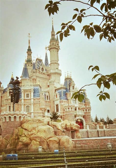 上海迪士尼白天迪士尼大门室外风光摆拍摄影图配图高清摄影大图-千库网