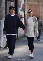 网友偶遇宋仲基和妻子牵手逛街 的图像结果