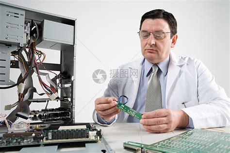 修理计算机的技术人员高清图片下载-正版图片501500671-摄图网