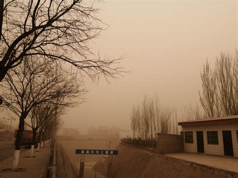 新疆和田地区遭遇特大沙尘暴袭击 能见度不足十米_海南频道_凤凰网