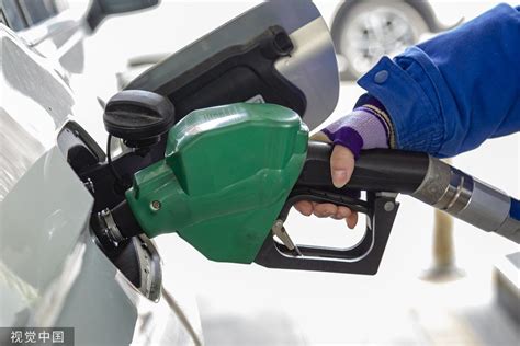 成品油价格年内第14次上涨，加满一箱油多花2元|调价|国内成品油_新浪新闻