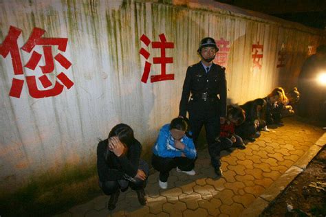 26市警方集体扫黄:扫黄"运动化"之忧（图） 胶东在线 评论频道