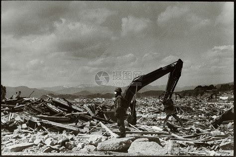 2011年日本地震和海啸后废墟中的士兵高清图片下载-正版图片501508386-摄图网