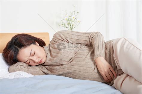 侧躺在床上的高龄产妇高清图片下载-正版图片501684100-摄图网