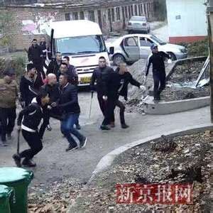 南京：路人受伤倒地 小伙背一公里送医 家属急寻好心人