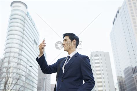 峰手机新招聘的公司职员商人生活韩国人高清图片下载-正版图片502160616-摄图网