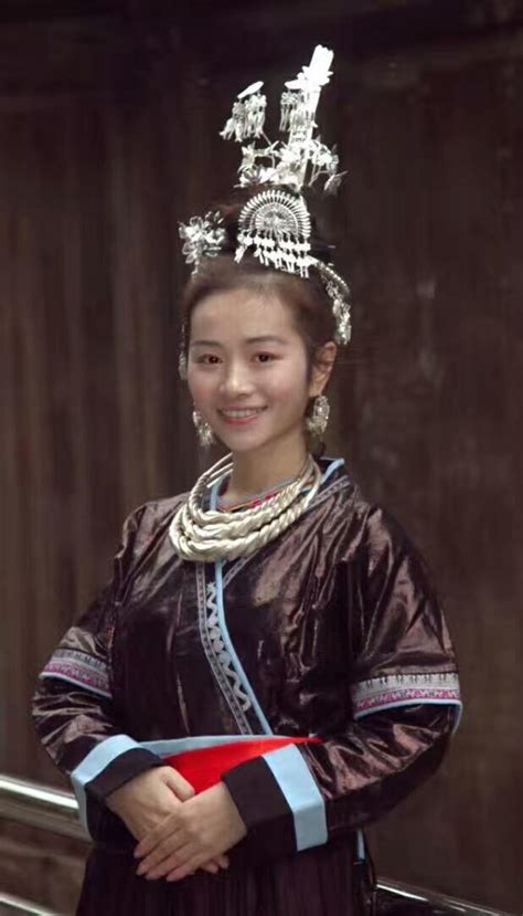 侗族甜美女生头像图片
