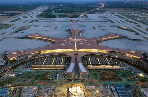 首次突破十万人次，大兴机场单日旅客吞吐量创新高 | 北晚新视觉