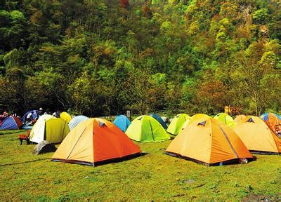 亚洲旅游在假期放松在山上露营晚上睡在帐篷里高清图片下载-正版图片504010874-摄图网