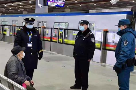 首次乘坐成渝“复兴号” 78岁老人为中国高铁发展点赞_凤凰网视频_凤凰网