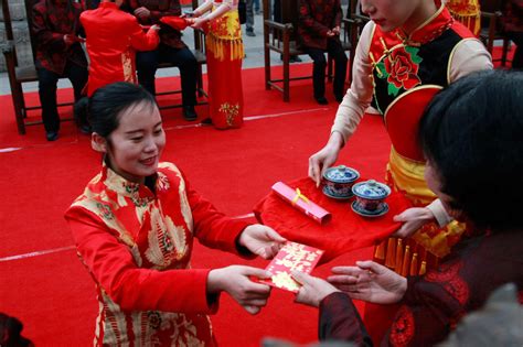 杭州一单位倡导孝德 员工跪拜父母发压岁钱-新闻中心-温州网