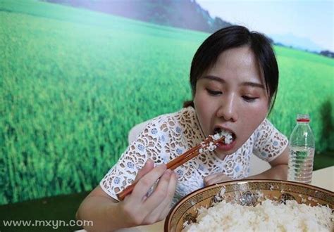 女人梦见自己吃米饭是什么意思预兆 - 原版周公解梦大全