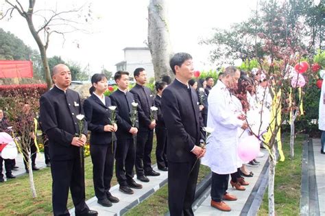 于月仙遗体告别仪式 马丽娟代表赵本山送别数十名人悼念_新浪图片