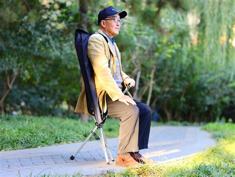 老年人助行车与折叠手杖椅的适用场景以及各自的优缺点