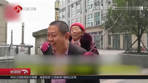 46岁儿子被86岁母亲追打 有妈妈打很开心_凤凰网视频_凤凰网