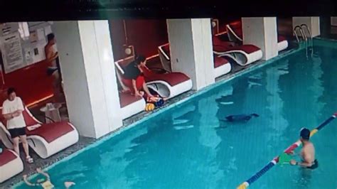 7岁男孩参加游泳培训班溺水进ICU 家长：近6分钟无人施救_手机新浪网