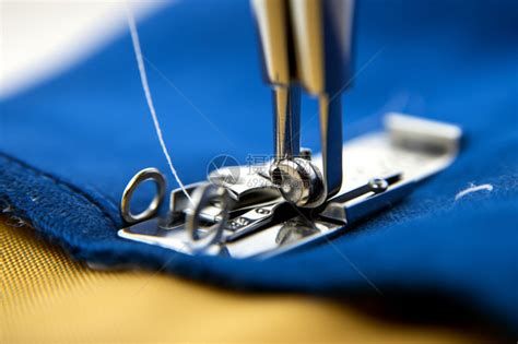 缝纫机修补破烂的衣服高清图片下载-正版图片600736840-摄图网