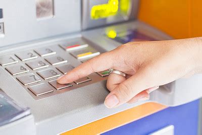 信用卡可以在跨行的取款机取钱吗-