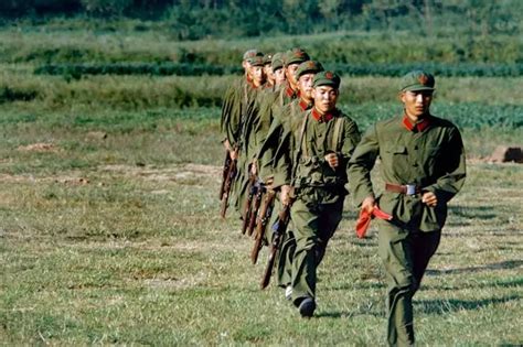 老照片：难忘的红领章 南京军区 1973年 - 派谷照片修复翻新上色