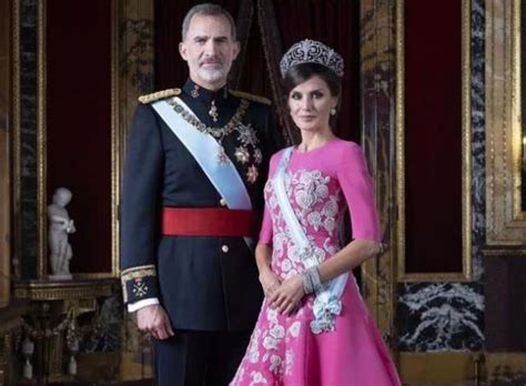 西班牙王室更新官方照！48岁王后容颜不老，两位公主姐妹情深|姐妹情深|王后|公主_新浪新闻