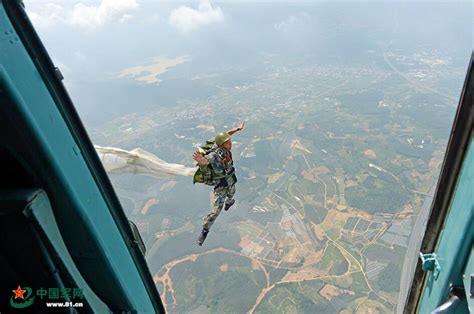10万米高空可以跳伞吗,50000米高空跳伞,中间层跳伞_大山谷图库