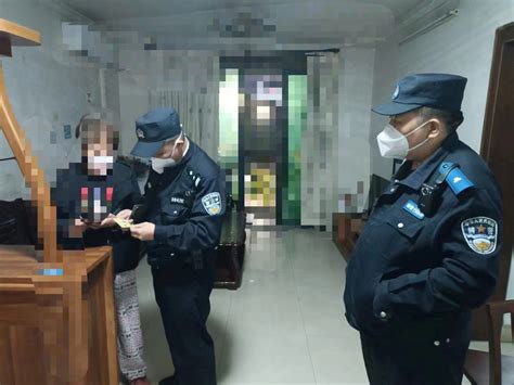 加格达奇区公安局民警上门为行动不便老人开展办证服务