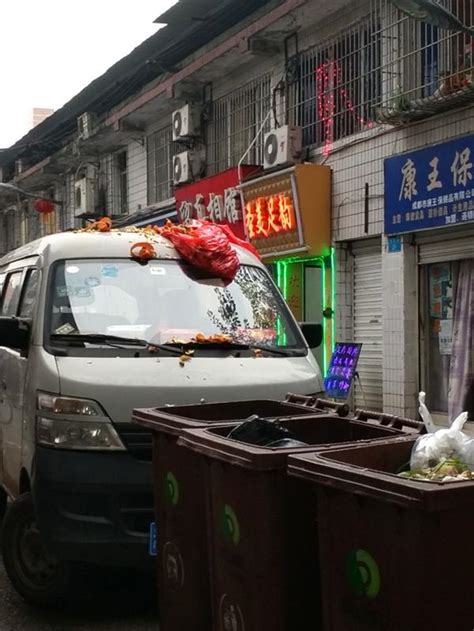 司机将车停在垃圾堆旁边 挡风玻璃被人泼满垃圾_手机新浪网