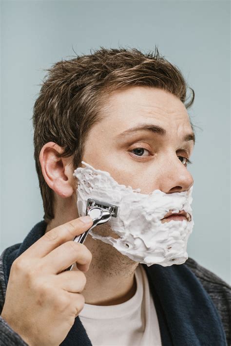胡子人拿着一把老式剃刀高清图片下载-正版图片505985668-摄图网