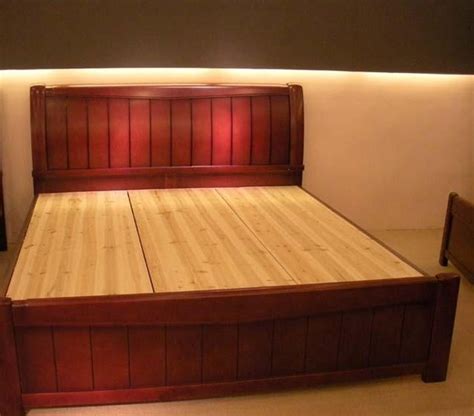 睡硬板床好还是软床垫好 硬板床和软床垫哪个对身体更好