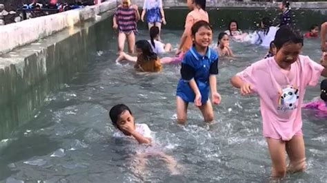 小朋友在泳池里游泳高清图片下载-正版图片501655238-摄图网