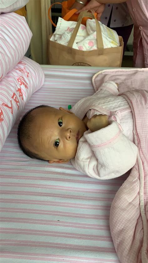 湖南弃婴被世界首富收养，一周被强迫花5万美金，将来或继承3千亿 - 知乎