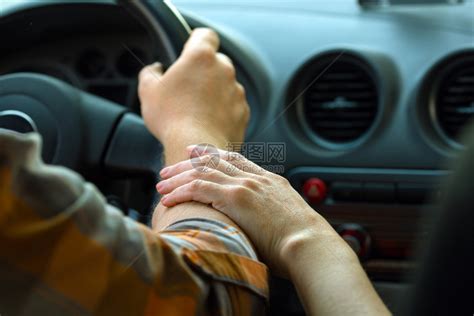 切记，老司机也别用这种握方向盘的姿势，否则出事故就会后悔