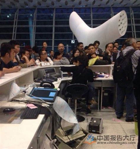 航班延误过久7名旅客拒登机 机长鞠躬流泪苦劝_新闻中心_中国网