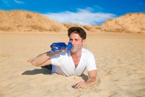 沙漠中口渴的人喝水高清图片下载-正版图片504826651-摄图网
