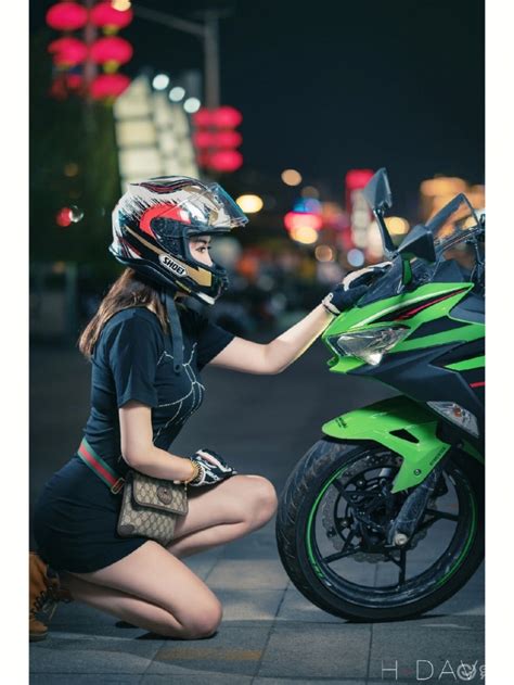 金发女孩在街上的摩托车上骑高清图片下载-正版图片507394517-摄图网