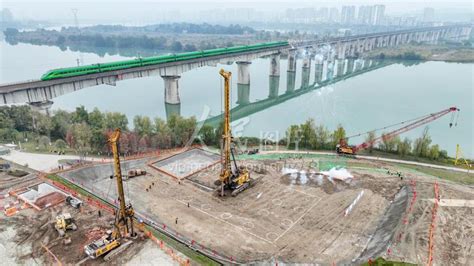 四川遂宁：成达万高铁涪江特大桥加快建设-人民图片网