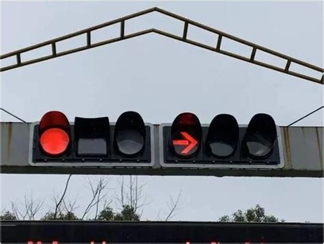 在直行右转车道上红灯亮时右转可以吗-有驾