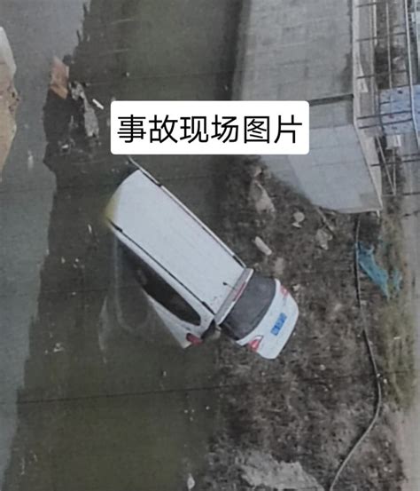 南宁一女司机倒车冲破围栏，将车挂在4米高墙上|南国早报网-广西主流都市新闻门户