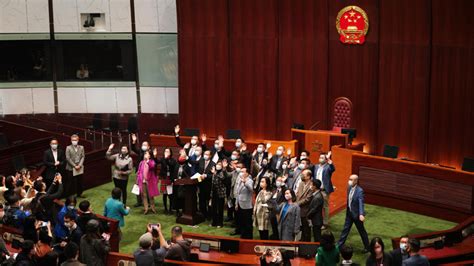 林郑月娥见证！国歌响起！香港公务员宣誓拥护《基本法》效忠特区_凤凰网视频_凤凰网