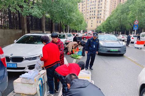 区综合行政执法局娄桥中队开展流动摊贩整治行动