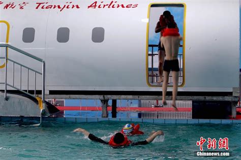 看空姐、空少教你飞机如何水上迫降_图片中国_中国网