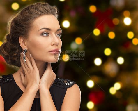 人,奢侈品,珠宝时尚美丽的女人穿着钻石耳环诞树灯光背景诞节戴钻石首饰的漂亮女人高清图片下载-正版图片300162388-摄图网